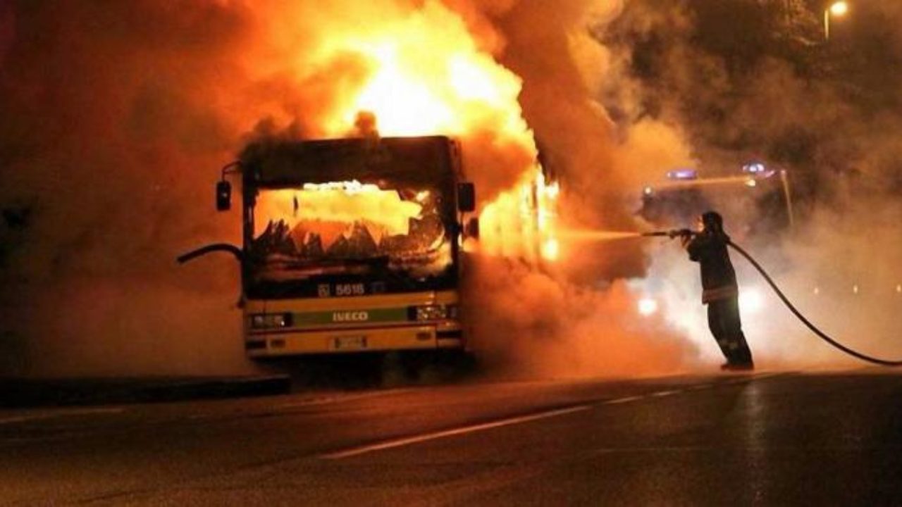 benevento-tre-autobus-fiamme-7-novembre