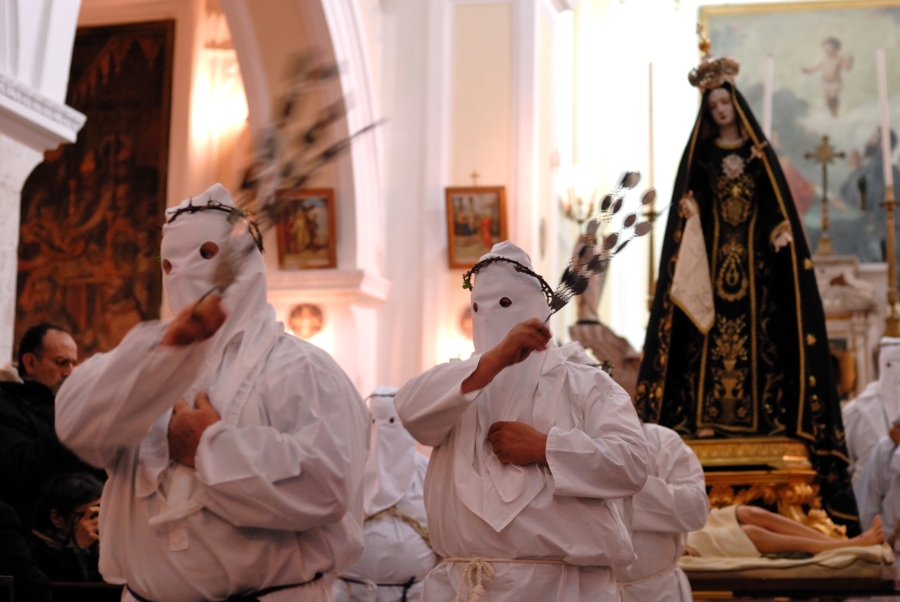 Venerdì santo, a Benevento processione con la mascherina