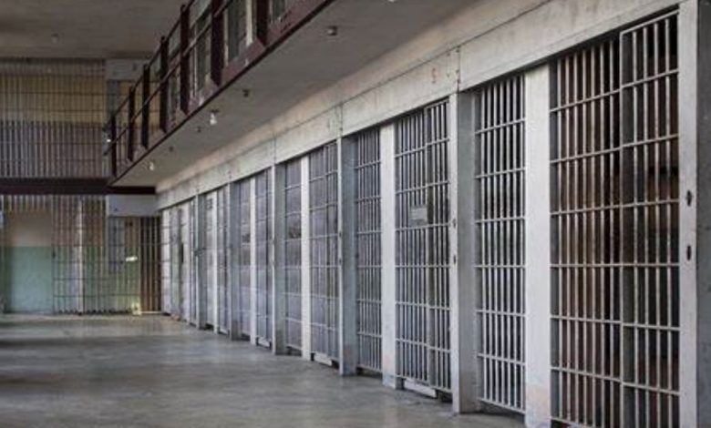 carcere Benevento detenuto aggredisce poliziotti