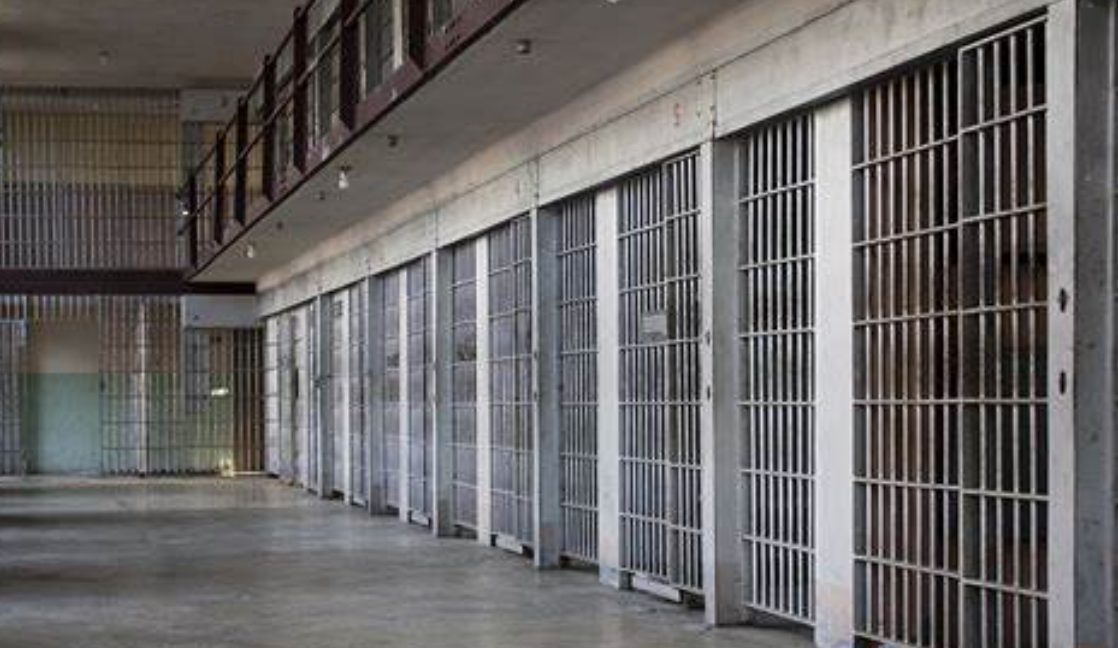 carcere Benevento detenuto aggredisce poliziotti